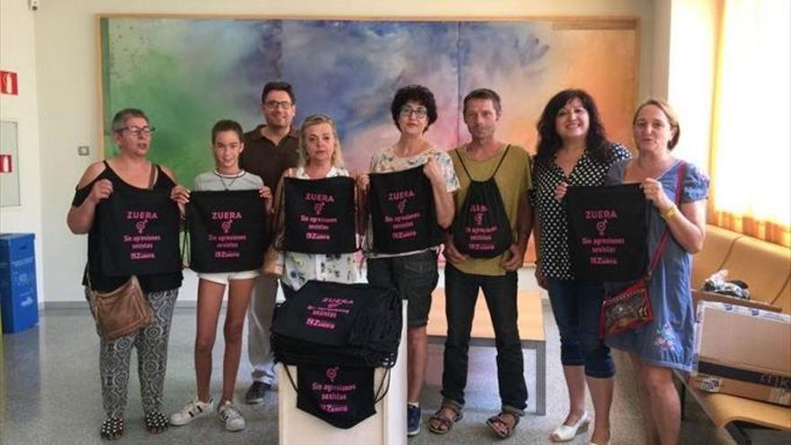 El consistorio entrega mochilas en su campaña contras las agresiones