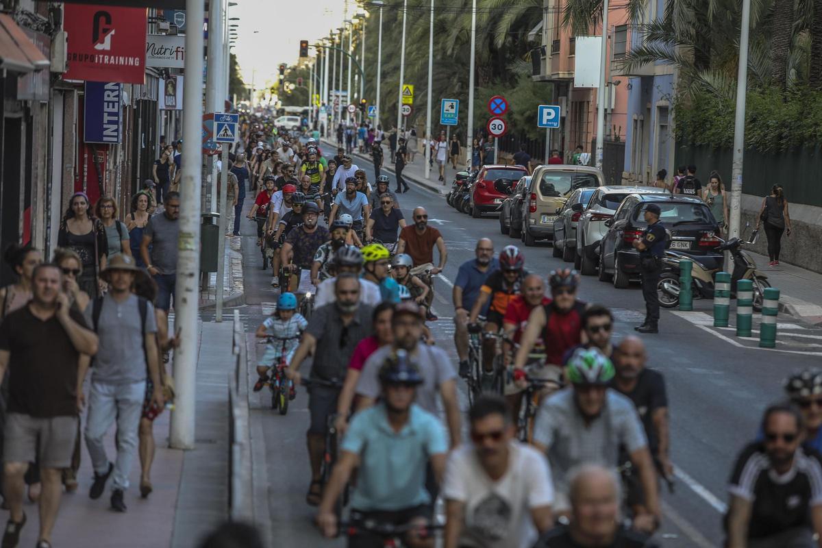 Protesta el pasado verano por la eliminación del carril bici de Juan Carlos I, en Elche