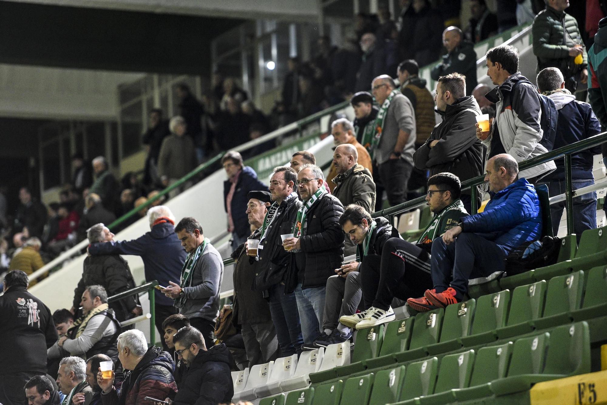 El ambiente en la grada del Cacereño-Castellón