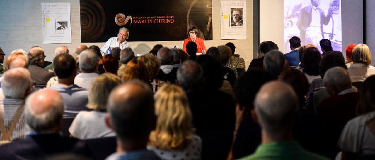 En la mesa de fondo, ayer, Johannes Peter y Lorett Rodríguez durante la presentación del libro.