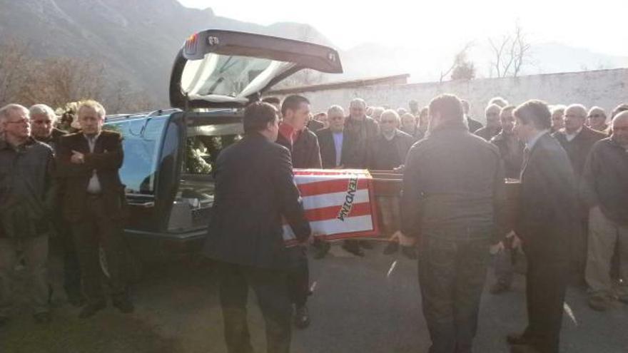El empresario Quiñones, enterrado ayer en Pría, sufrió un infarto antes de estrellar el coche