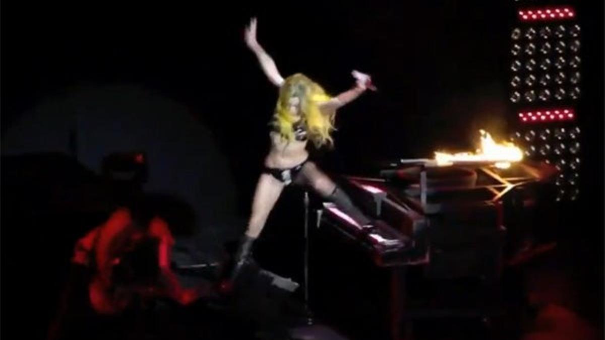 Lady GaGa, al suelo