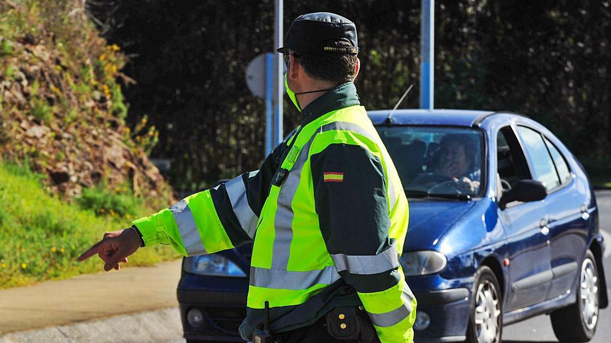 Un agente de la Guardia Civil de Tráfico durante un control en las carreteras gallegas. |   // IÑAKI ABELLA