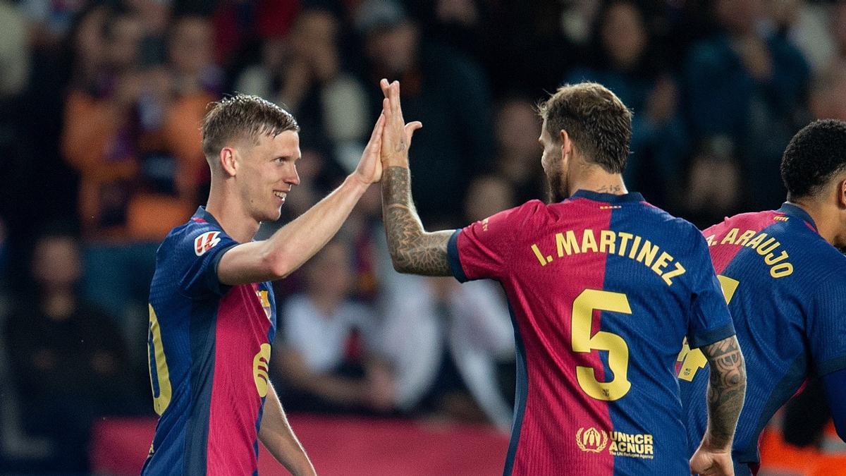 Iñigo Martínez celebra con Dani Olmo, que marcó el 1-0, el gol del triunfo del Barça sobre el Mallorca en Montjuïc.