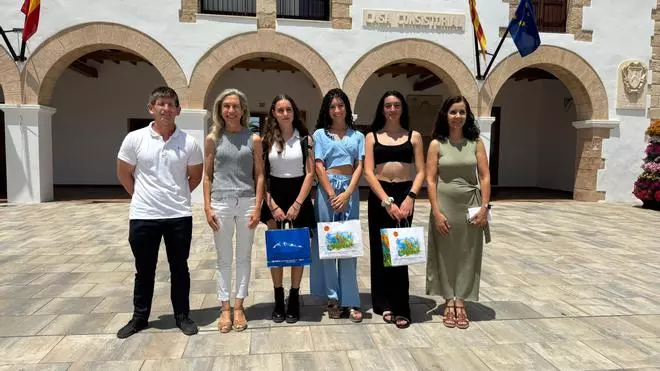 Santa Eulària homenajea a la ganadora de la XXI Miniolimpiada de Física y Química de Balears
