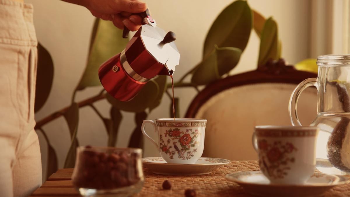 HOGAR  El peligroso truco para hacer café con leche que se ha puesto de  moda en TikTok