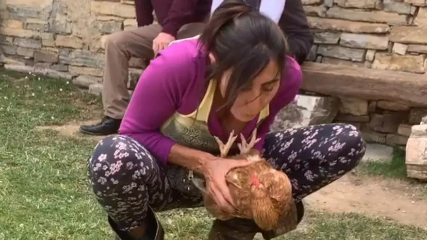 El vídeo viral de Paz Padilla como hipnotizadora de gallinas