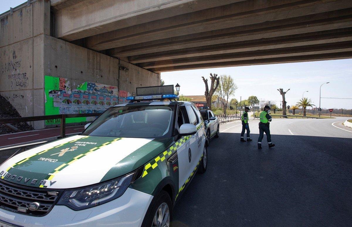 Un control de la Guardia Civil en una localidad andaluza.