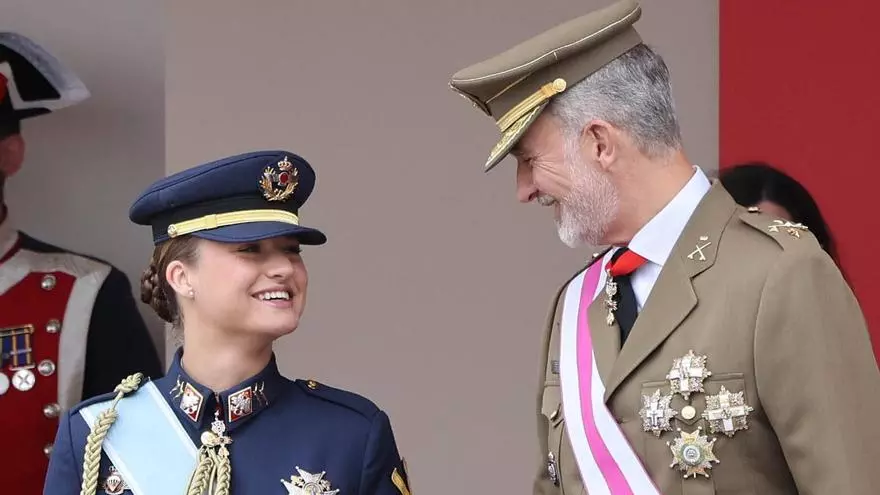 La broma del rey Felipe VI a Leonor sobre su futuro durante el cóctel en Vigo: «Ya veremos»