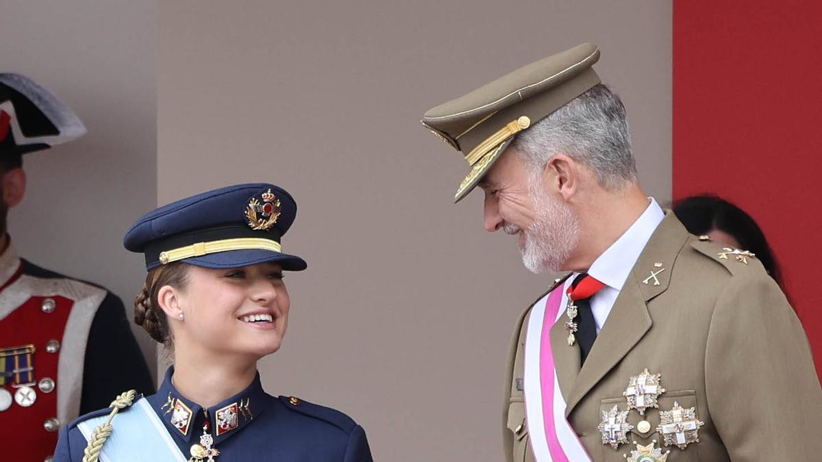 La broma del rey Felipe VI a Leonor sobre su futuro durante el cóctel en Vigo: «Ya veremos»