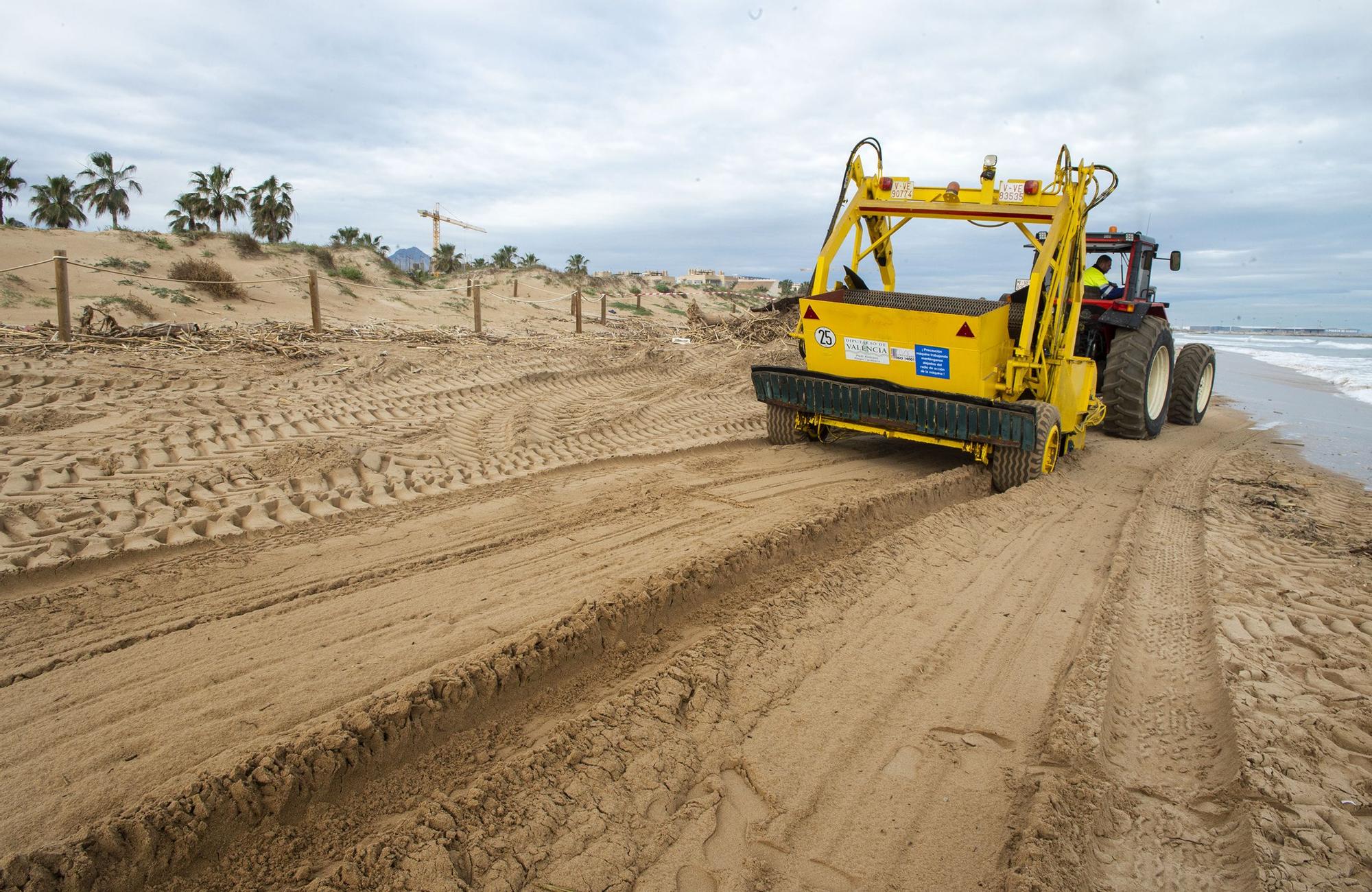 Comienza la limpieza de las playas de la Safor tras la dana