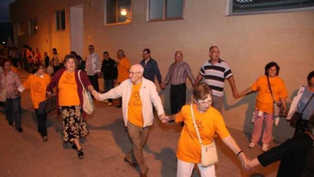 La cadena humana dio la vuelta al centro de día geriátrico que sigue sin estar operativo.