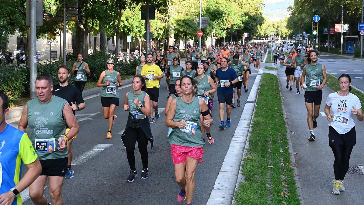 Los corredores a su paso por el paseo de Sant Joan.