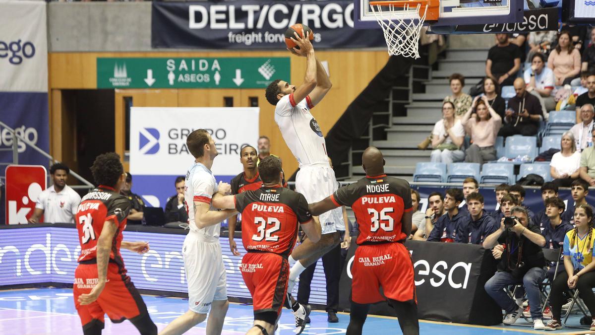 lance del partido entre el Obradoiro y el Granada en Sar.