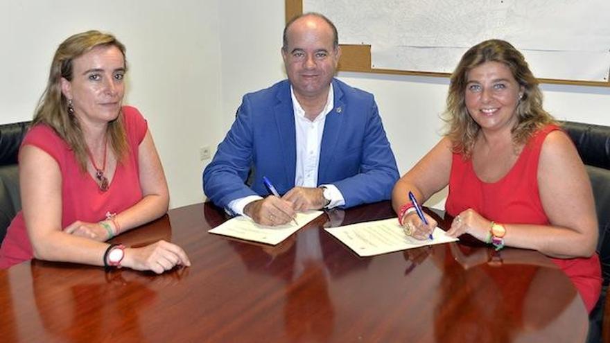 Manuel Barón y Esther Granados reunidos con la teniente de alcalde delegada del área municipal de Comercio, Belén Jiménez.