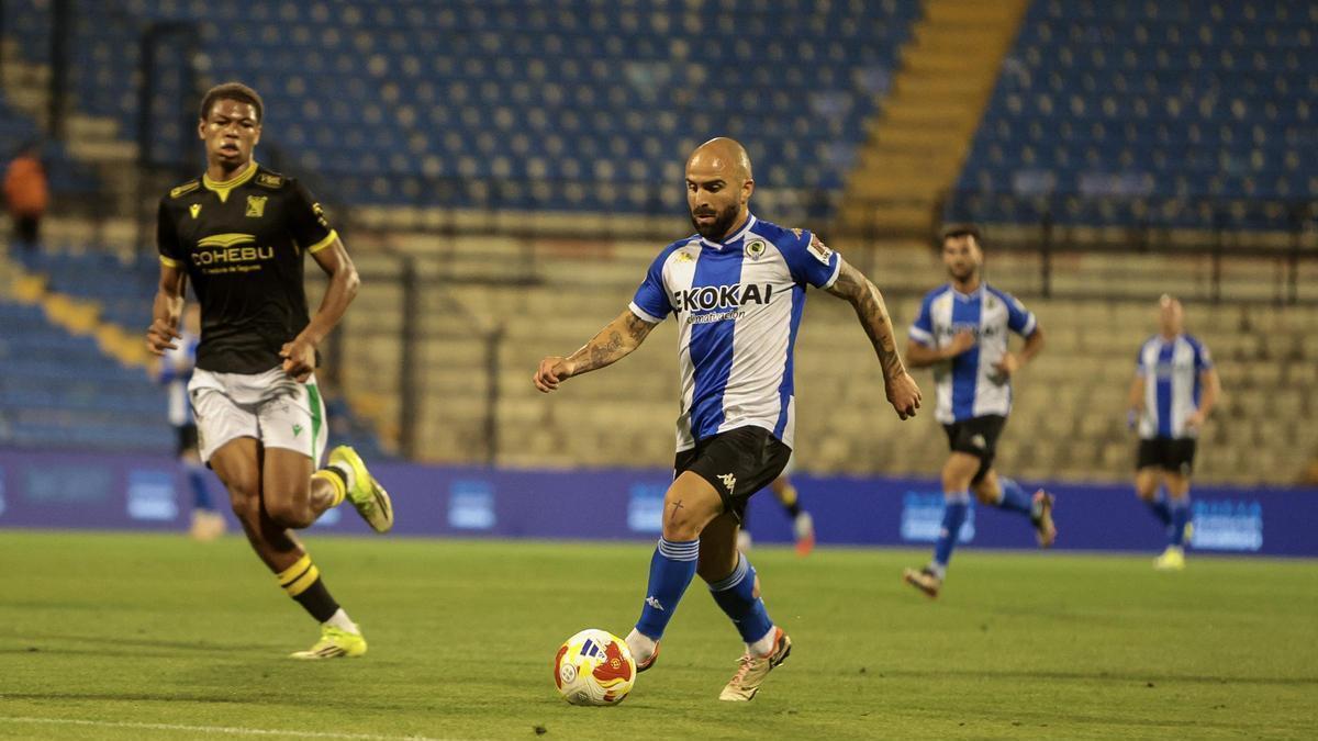 Javi Jiménez conduce el balón en una contra en el Rico Pérez  durante la visita del Atlético Sanluqueño.