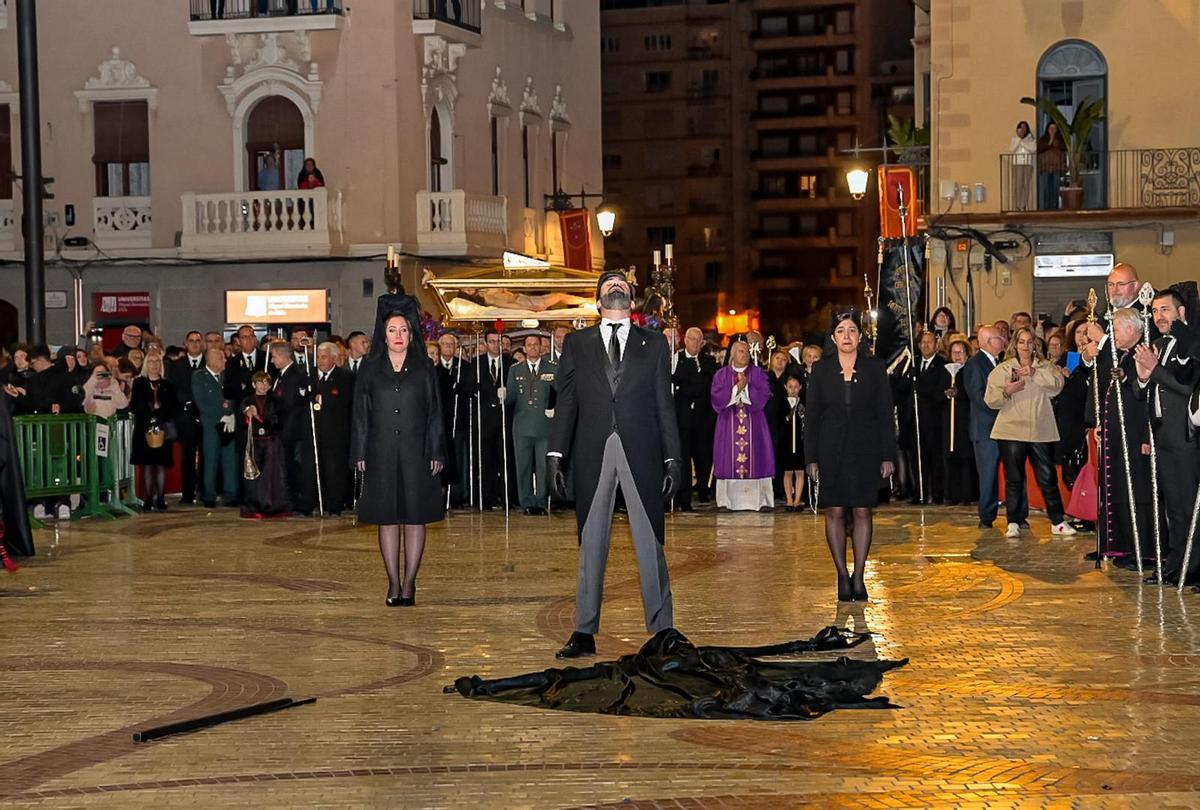 Viernes Santo en Elche: Así ha sido la "Trencà del Guió" Viernes Santo en Elche: Así ha sido la "Trencà del Guió"
