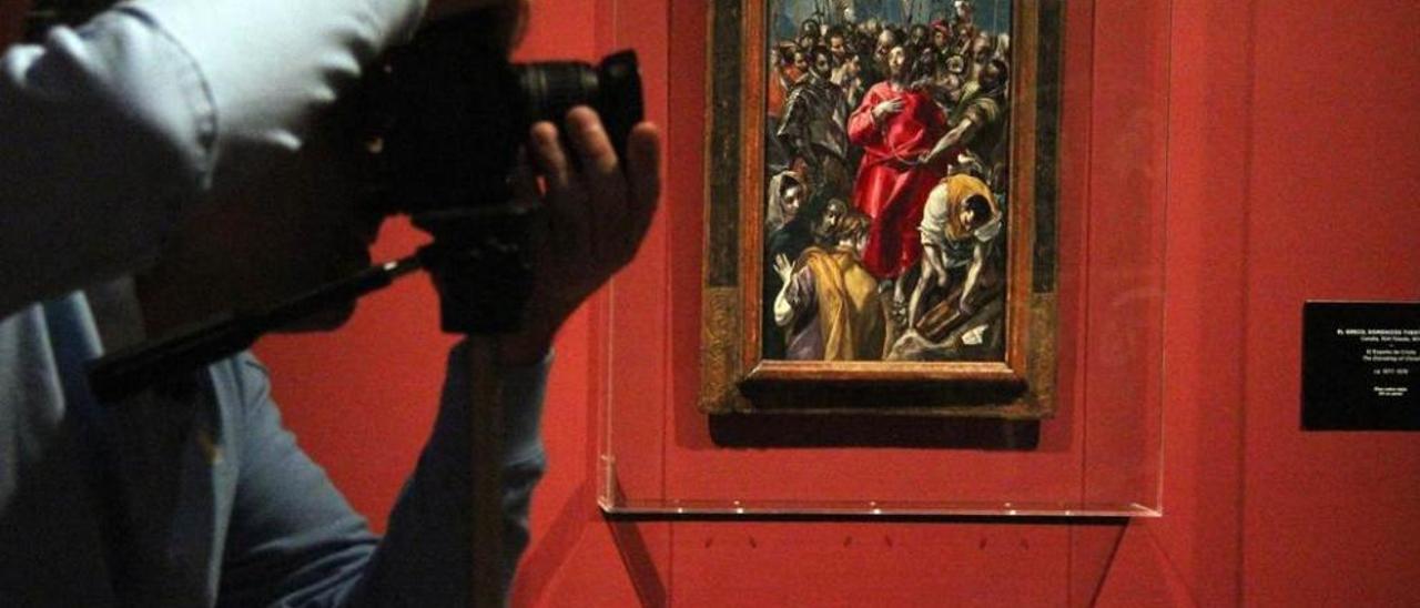 &quot;El expolio de Cristo&quot;, del Greco, en la exposición de Madrid. A la derecha, el palacio de la calle Alcalá Galiano.
