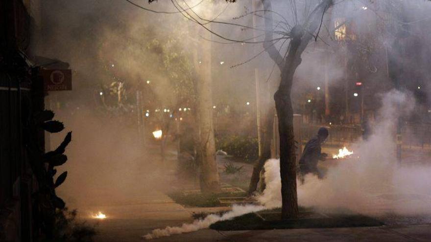 Policías heridos, barricadas y enfrentamientos por el 40 aniversario del golpe de Pinochet