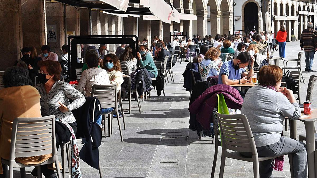 Terrazas de la Marina coruñesa, abarrotadas de gente.