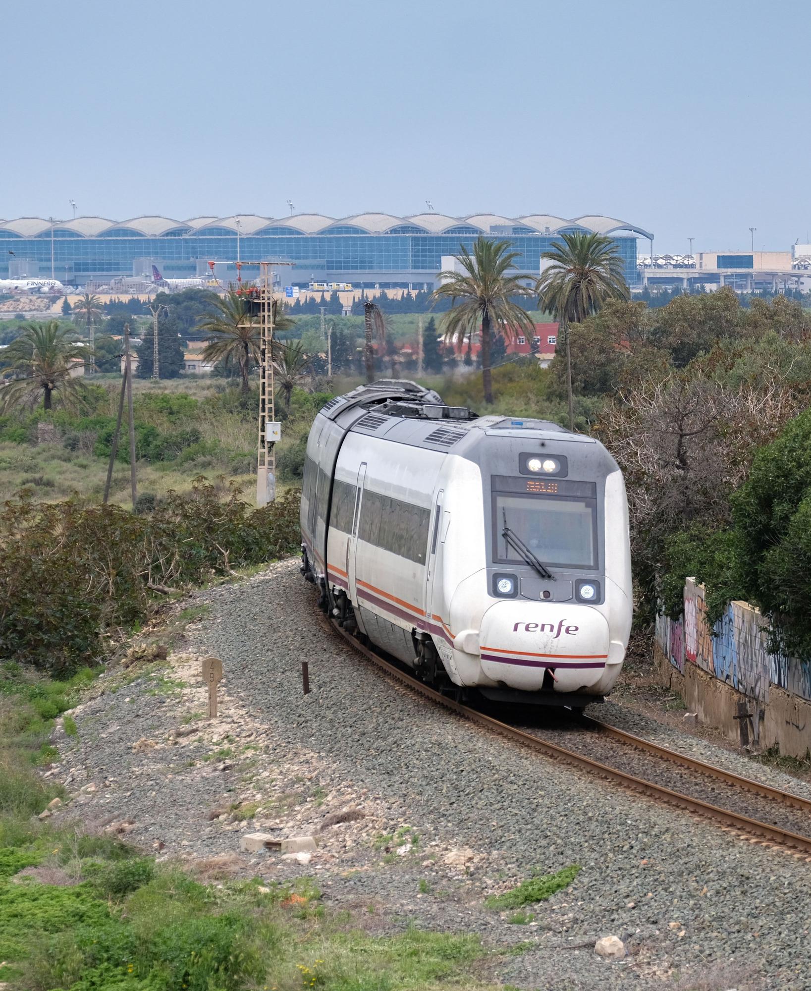 Un tren de cercanáis en dirección a Alicante tras pasar por la estación de Torrellano