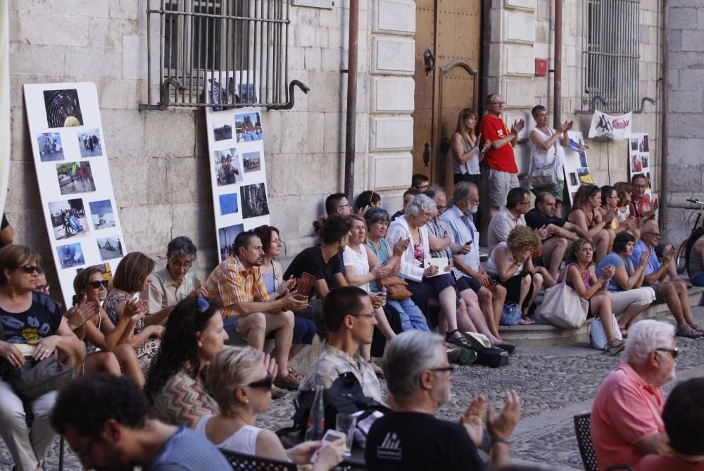 Art davant de la catedral de Girona en suport dels refugiats