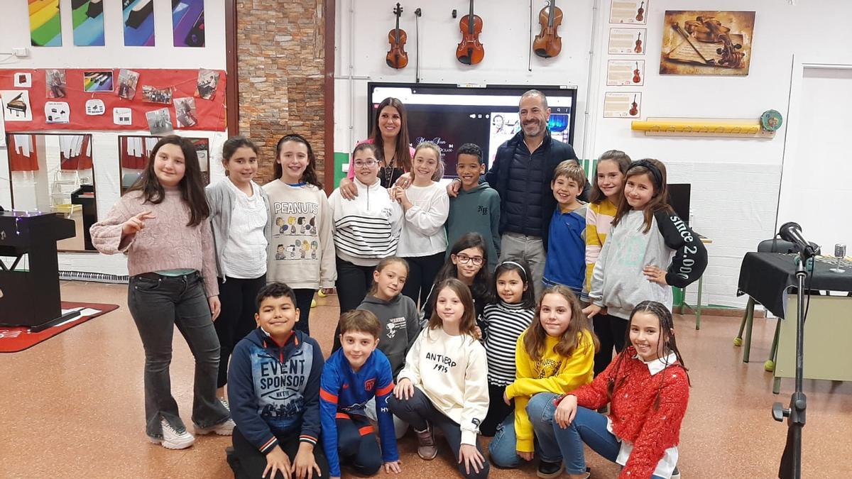Los niños del coro del colegio de La Ería de Lugones, con el alcalde Ángel García y la maestra Jéssica Suárez