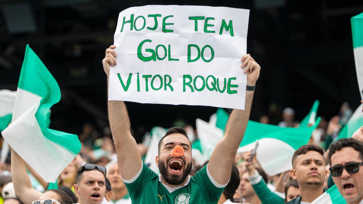 Un aficionado del Palmeiras muestra una pancarta dedicada a Vitor Roque mientras luce una nariz de cerdo durante el debut del Palmeiras en el Mundial de Clubes
