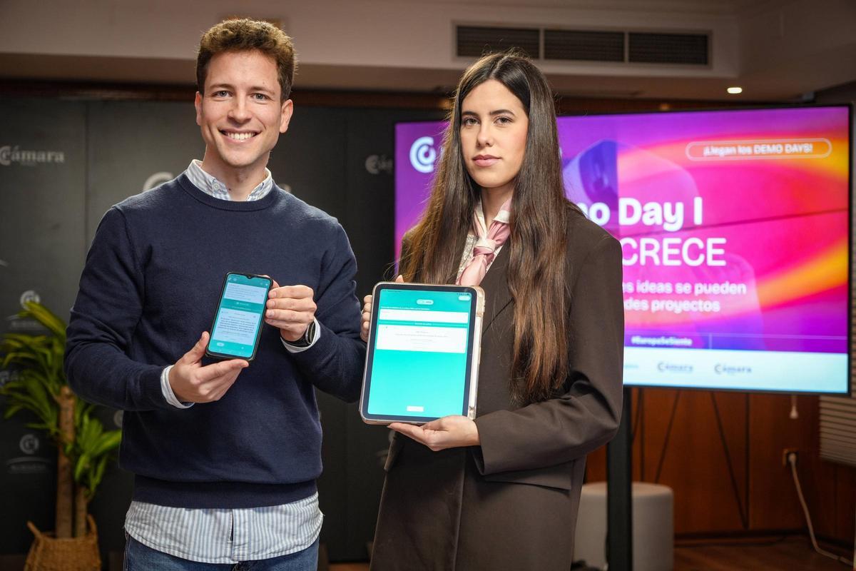 El desarrollador de Fiablex, José Miguel Rodríguez, junto a su hermana Fátima.