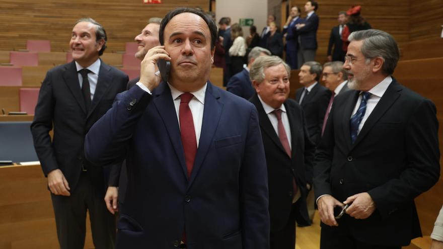 Juanfran Pérez Llorca habla por teléfono, este martes, tras su toma de posesión