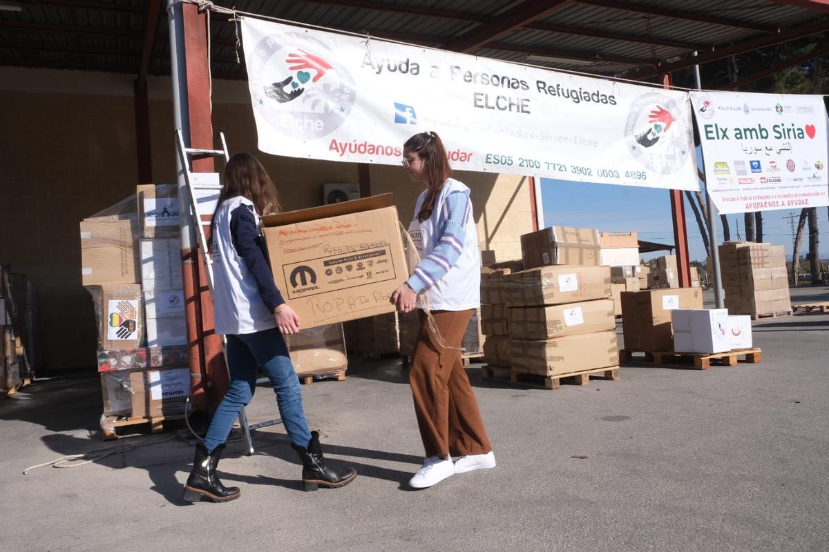 Voluntarias preparan cajas con ayuda humanitaria que se enviará a Turquia y Siria próximamente