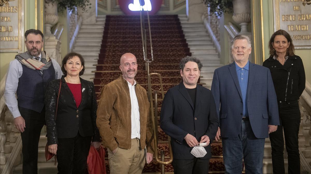 Barcelona   22 03 2021   Icult    El equipo de  Otello   de izda a dcha    en la escalinata principal del Gran Teatre de Liceu    Carlos Alvarez  Jago   Krassimira Stoyanova  Desdemona  Victor Garcia de Gomar  director artistico del Liceu  Gustavo Dudamel  director musical   Gregory Kunde  Otello  y  Amelie Niermeyer  directora de escena   Fotografia de Jordi Cotrina