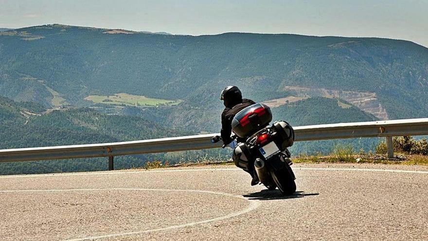 Un motorista circulant de Lloret a Tossa de Mar, en una imatge d&#039;arxiu