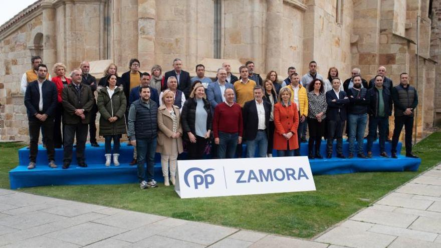 Foto de familia del PP con los candidatos de los municipios principales. |