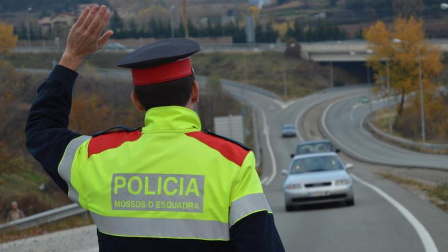 Un agent dels Mossos durant un control de carretera.