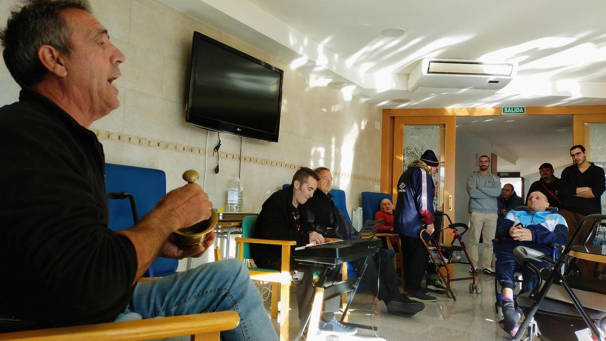 Pep Gimeno, en la seua actuació en el Centre d'Acollida Sant Francesc d'Assís.