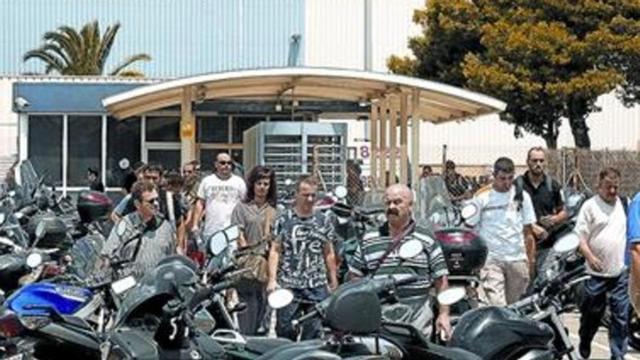 Cambio de turno en la factoría de Nissan en la Zona Franca, ayer.