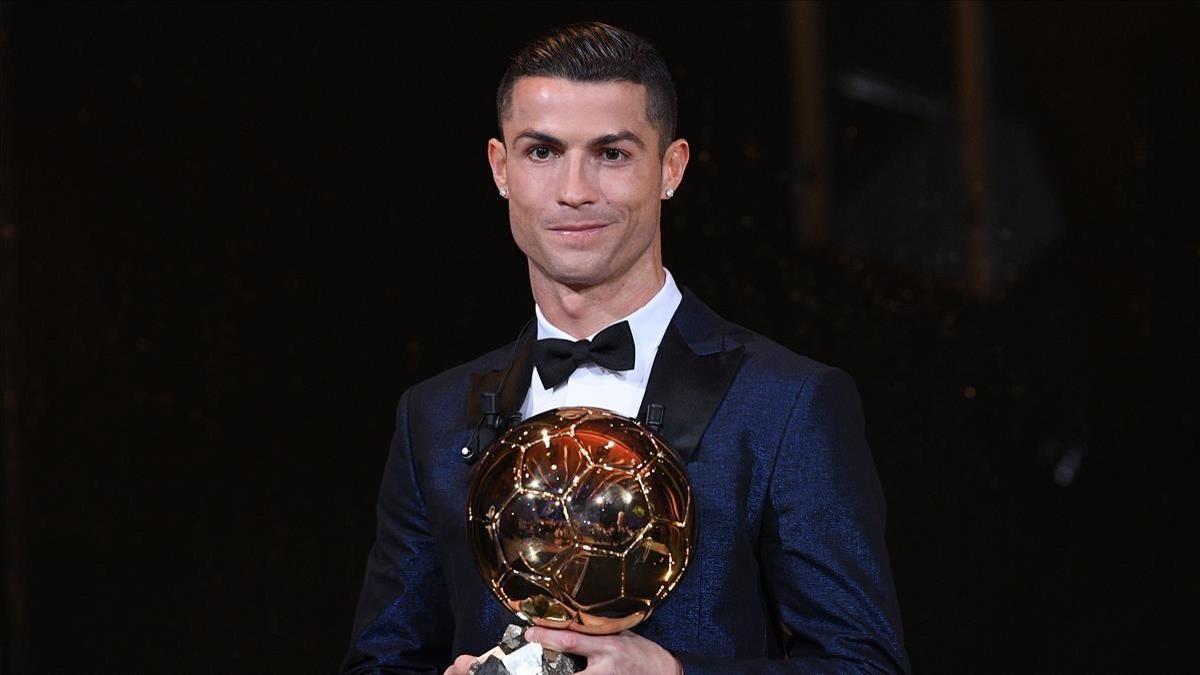 Cristiano Ronaldo posa en la Torre Eiffel de París con su quinto Balón de Oro.