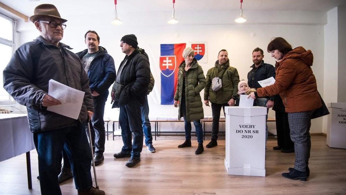 Votantes en un colegio de Bratislava.