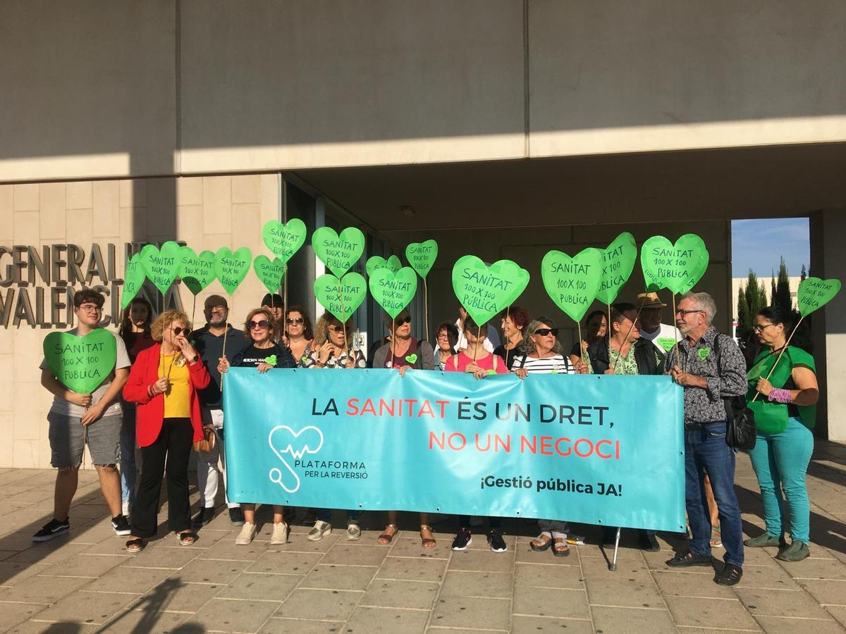 Concentración frente al Hospital del Vinalopó en Elche este martes