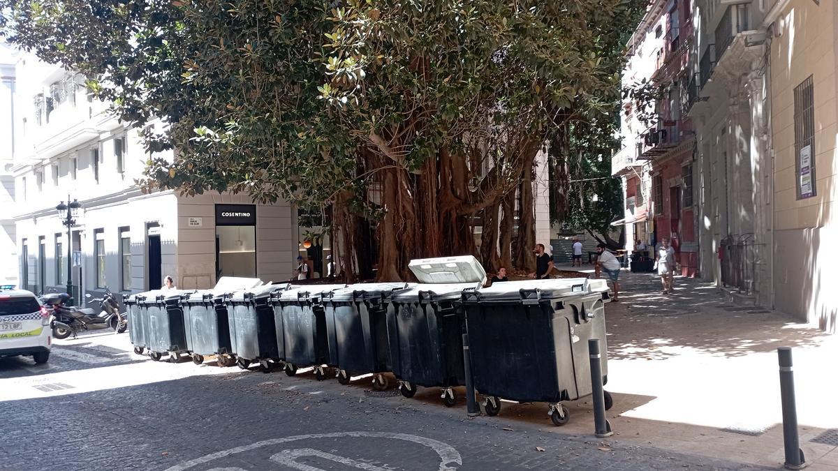 La hilera de contenedores, ayer, delante del ficus de la plaza del Teatro, cuando dobló su número habitual por la llegada de la Feria.