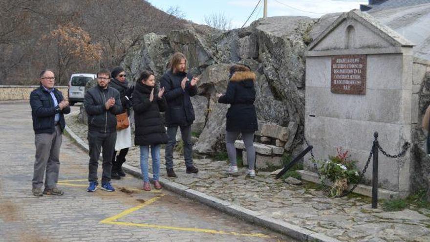 Integrantes de Podemos ante el Monumento a las Víctimas de Ribadealago