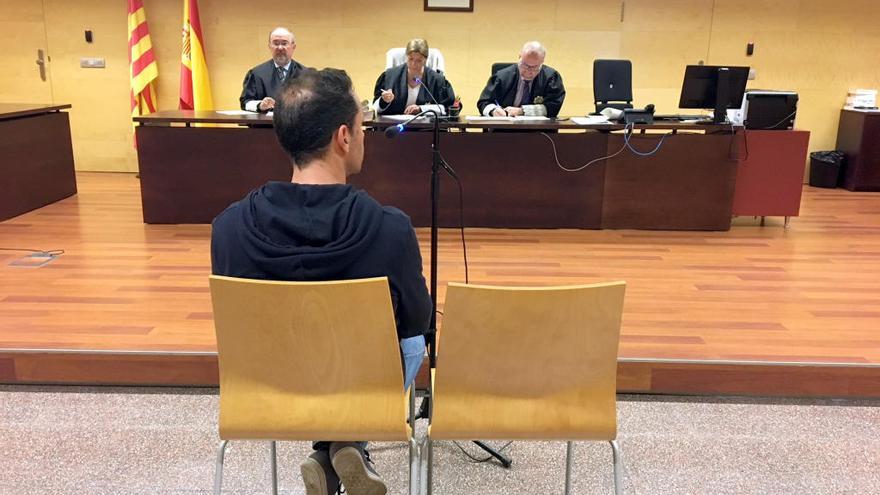 D&#039;esquenes, l&#039;acusat d&#039;estafar dues parelles durant el judici a l&#039;Audiència de Girona