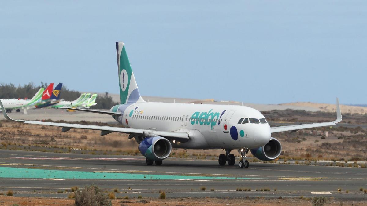 Avión de la compañía Evelop en el que fueron deportados los migrantes de Mali.