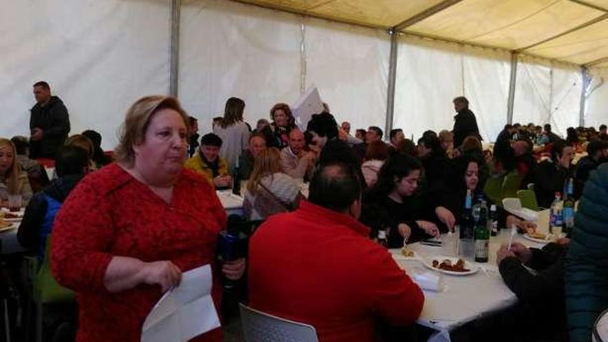 Asistentes a la comida de la asociación &quot;Roblón de Coya&quot;.