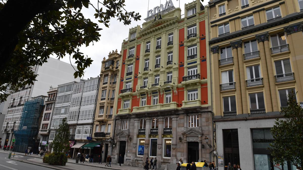 El edificio del BBVA en el Cantón Pequeño de A Coruña muestra su nuevo ‘look’