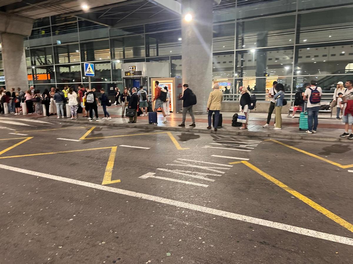 Pasajeros aguardando a que aparezca un taxi