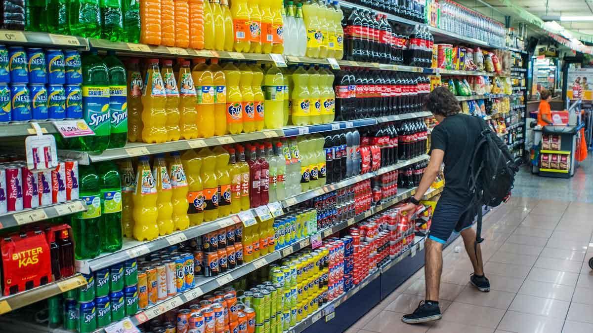 La inflación sube al 0,5 % en julio por alimentos y bebidas no alcohólicas. En la foto, un supermercado del Eixample de Barcelona.
