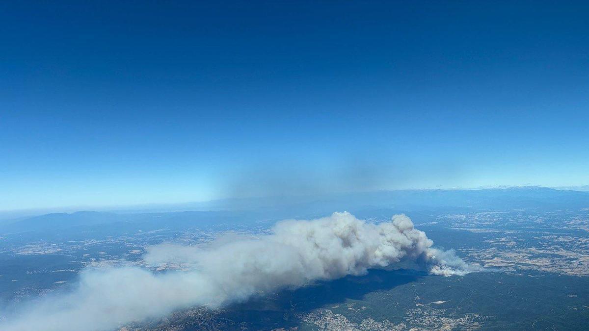 Un incendio de vegetación en La Bisbal d’Empordà ha movilizado un amplio dispositivo de emergencias