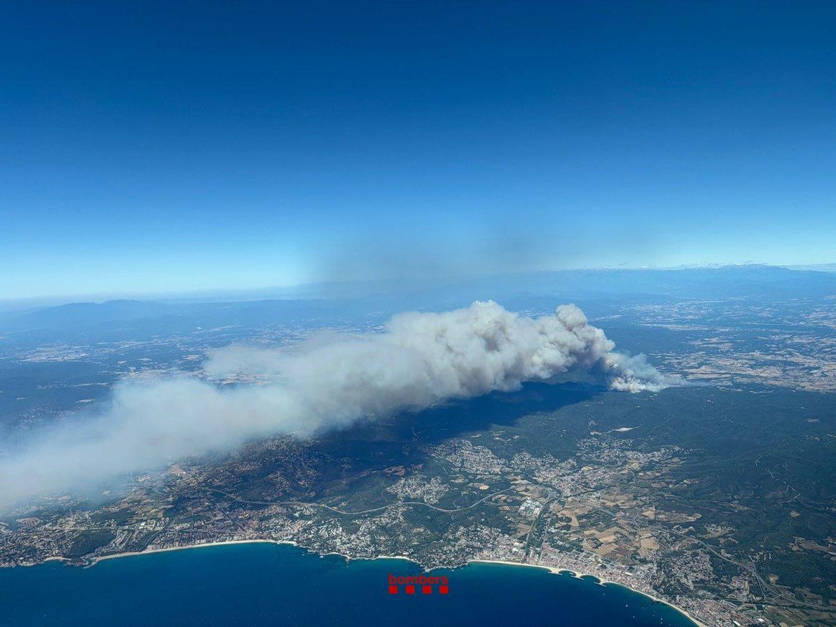 Vista aérea del fuego de Les Gavarres. Vista aérea del fuego de Les Gavarres.